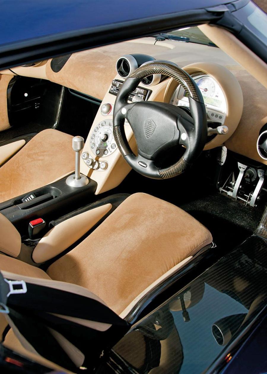 Интерьер Koenigsegg CC8S (7005) 2003 года  (UK) (фото 3 из 3)